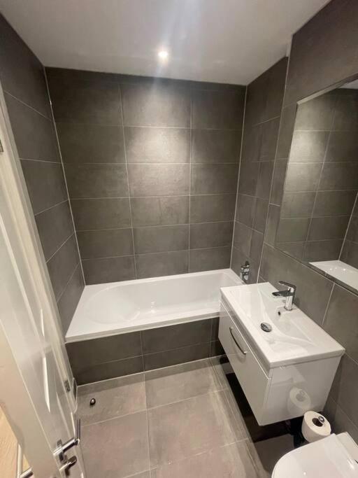 Marvellous New Build 2 Bed Flat - 1 Ophelia Court Lejlighed Epsom Eksteriør billede