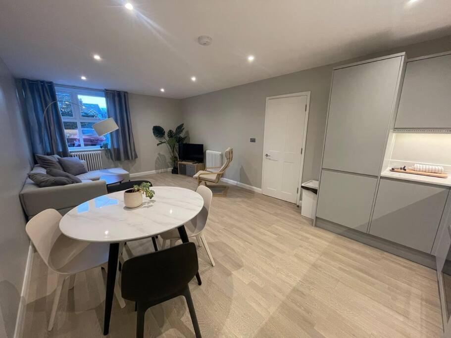 Marvellous New Build 2 Bed Flat - 1 Ophelia Court Lejlighed Epsom Eksteriør billede
