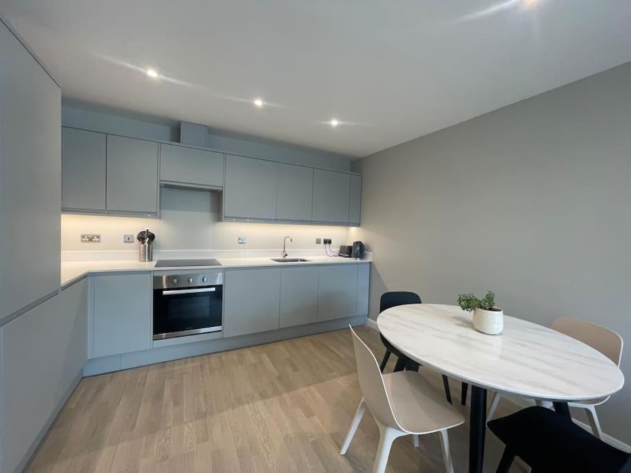 Marvellous New Build 2 Bed Flat - 1 Ophelia Court Lejlighed Epsom Eksteriør billede