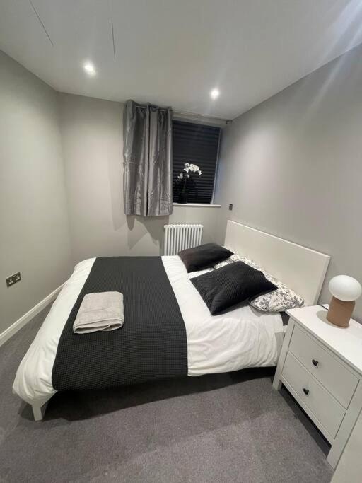 Marvellous New Build 2 Bed Flat - 1 Ophelia Court Lejlighed Epsom Eksteriør billede