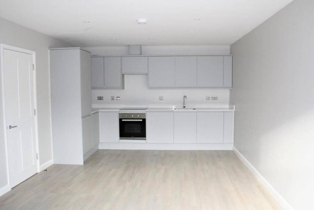 Marvellous New Build 2 Bed Flat - 1 Ophelia Court Lejlighed Epsom Eksteriør billede