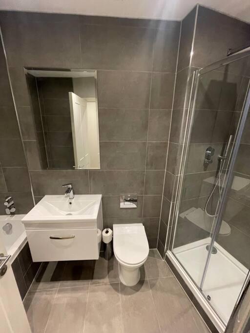 Marvellous New Build 2 Bed Flat - 1 Ophelia Court Lejlighed Epsom Eksteriør billede